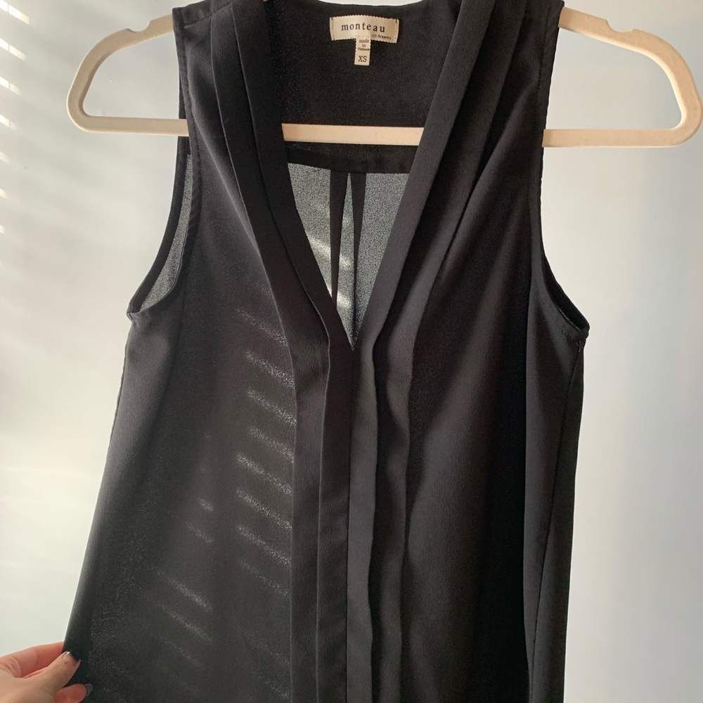 Black detailed shear tank.
